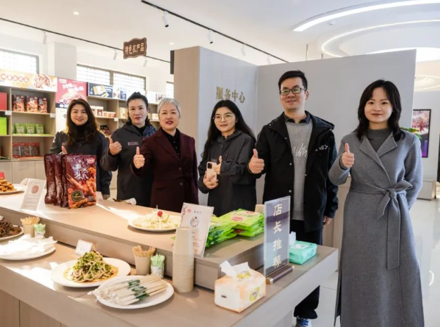 鑫佳寶｜特色產(chǎn)品展風(fēng)采，鄭向東副市長(zhǎng)親臨助前行！